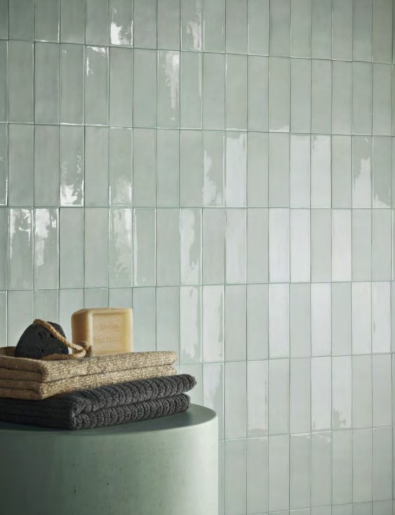Badwand aus Minibrickfliesen mit besonderer Wirkung in zartem Grün
