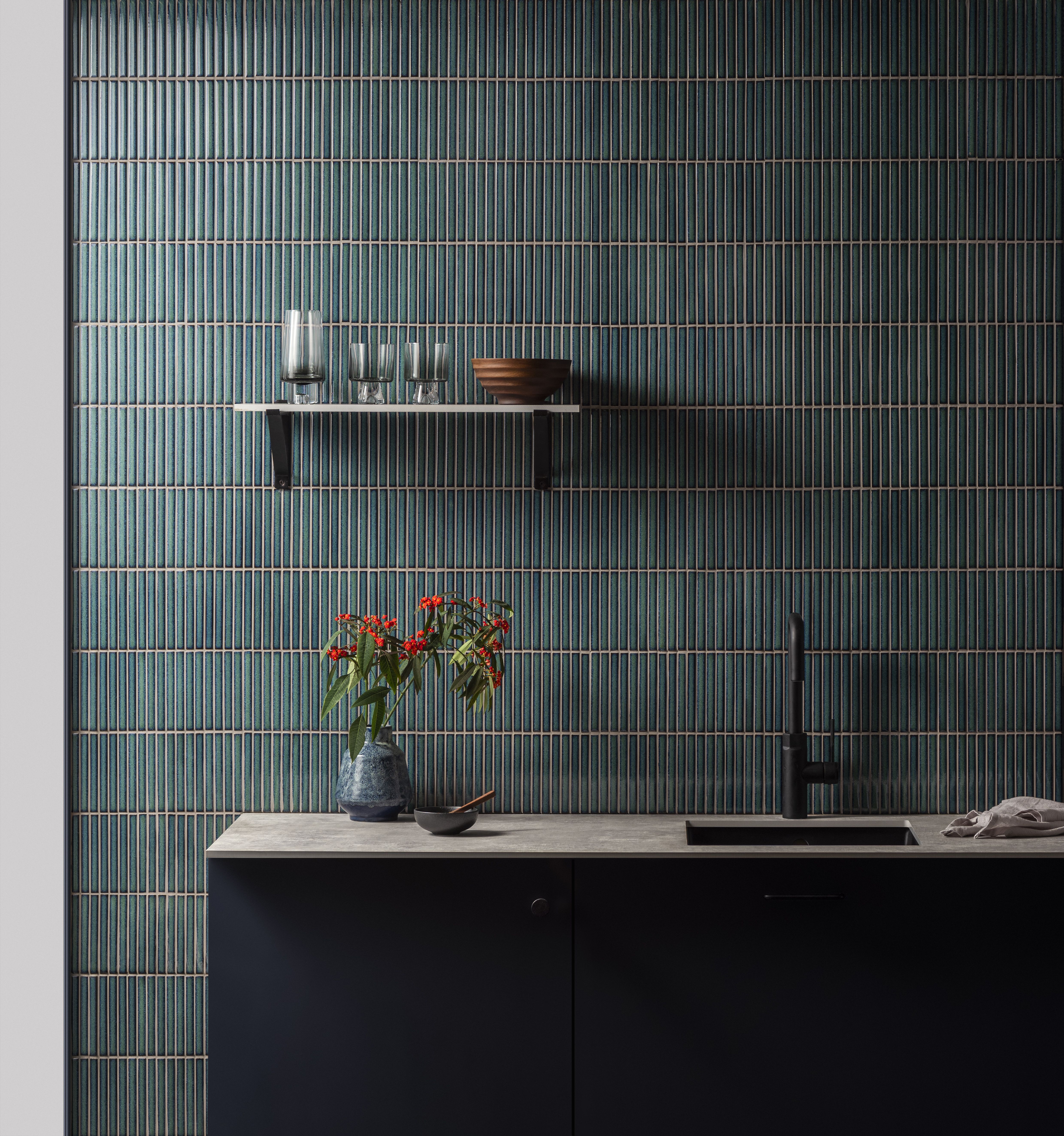 Stäbchenmosaik in Waldgrün an der Küchenrückwand