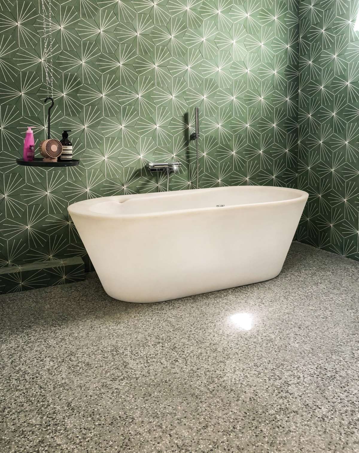 Bad mit freistehender Badewanne und Bdenbelag aus gegossenem Terrazzo