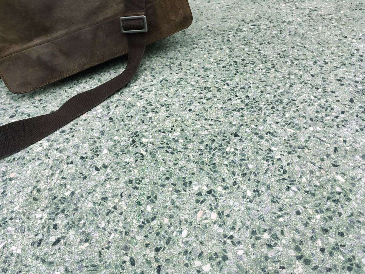 Fugenloser Terrazzo Belag in dezenten Grüntönen