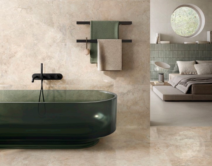 En suit Badezimmer mit beigen Travertin Fliesen