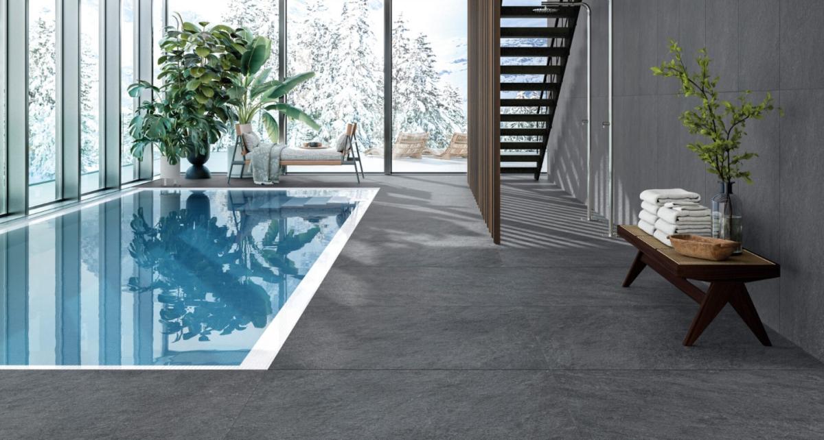 Anbau mit Schwimmbad und Treppe ins Obergeschoss