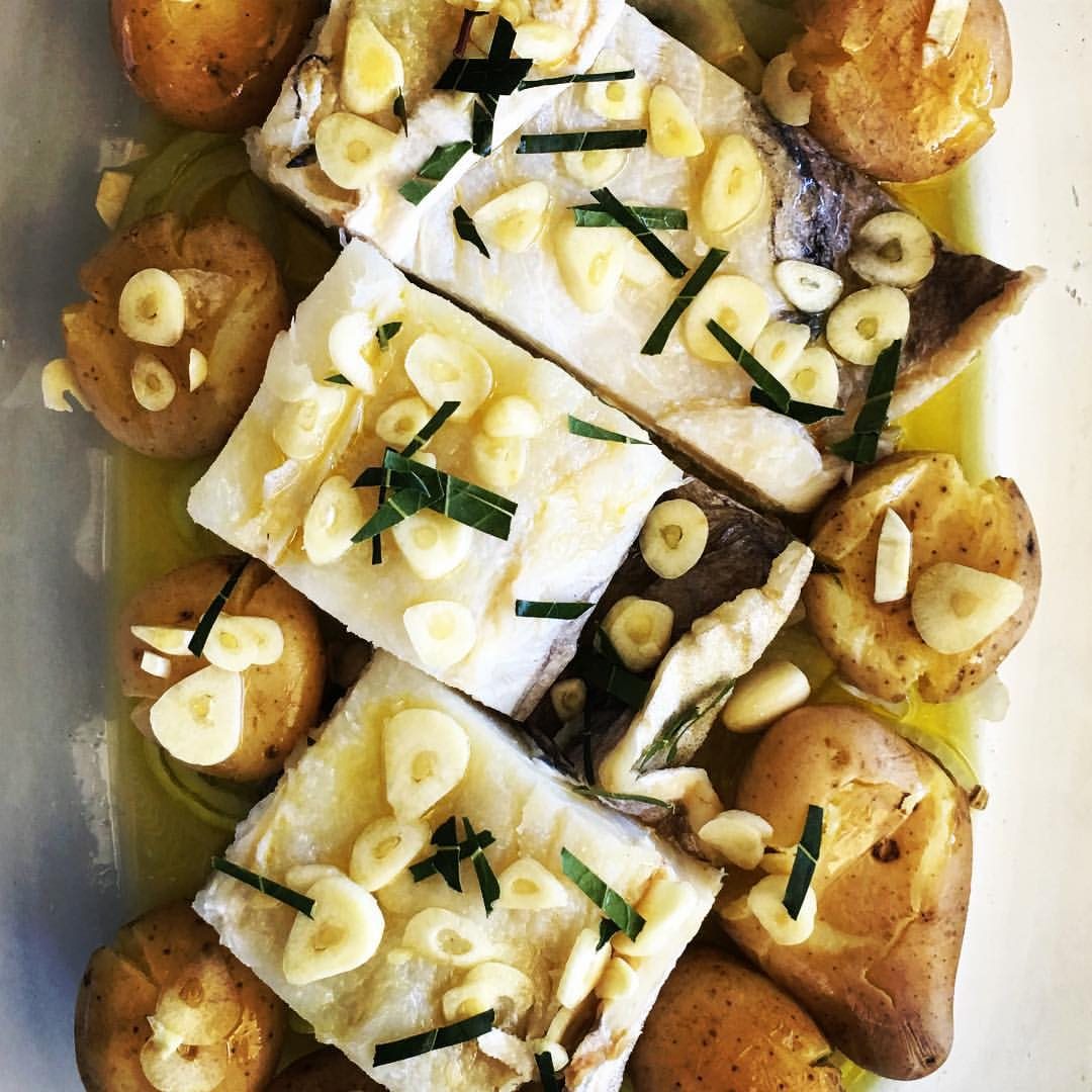 Bacalhau assado com batatas a murro, morue rôtie à l'huile d'olive et pommes de terre écrasées, plat traditionnel portugais