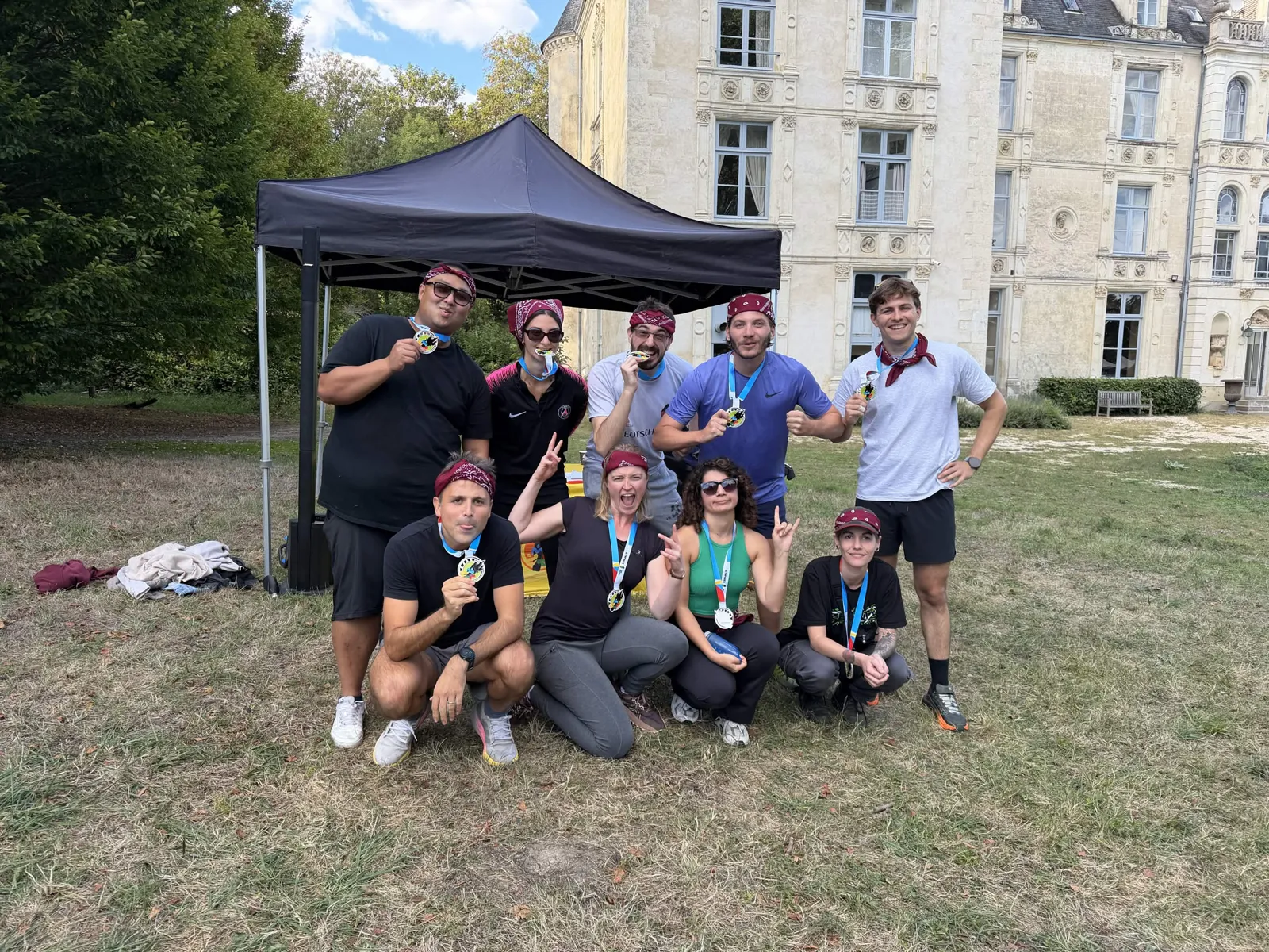 Idées de team building originales : équipe médaillée après des Olympiades