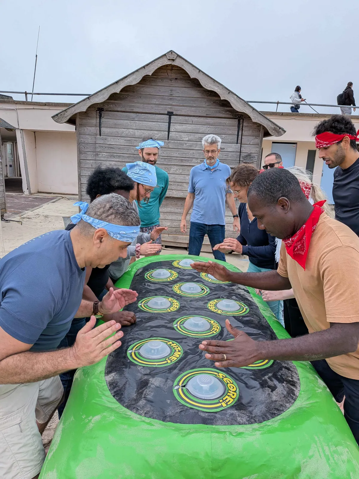 Équipe jouant ensemble sur un jeu gonflable de coopération en team building