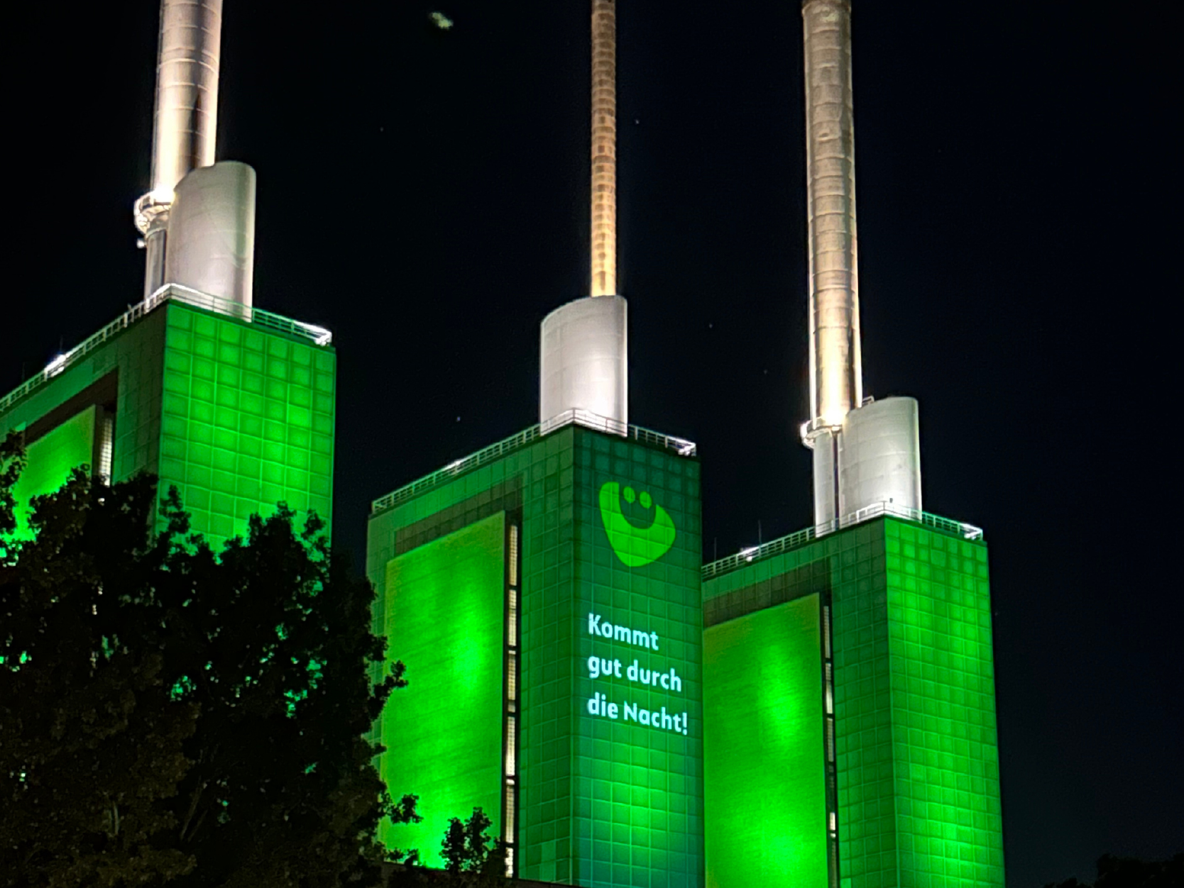 Zum 1. Mai wurden das Kraftwerk in Hannover Linden mit einer Animation beleuchtet.