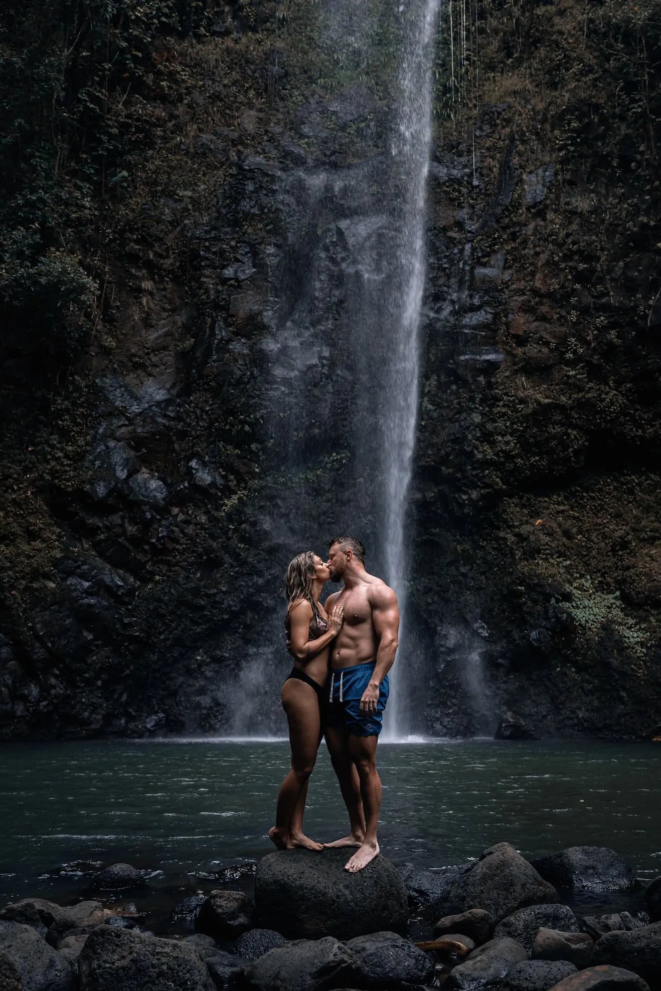 waterfall couple
