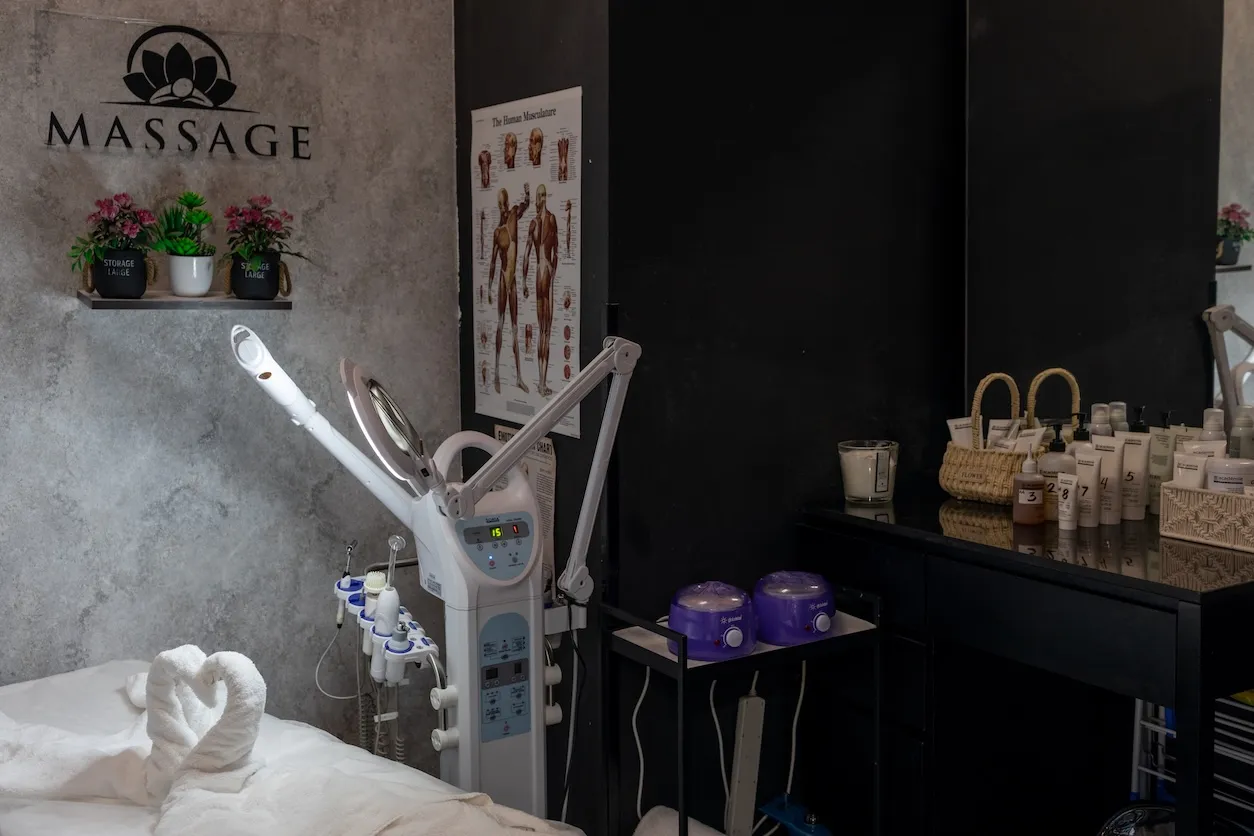 Massage room with folded towels and relaxing spa décor at Project Hairway