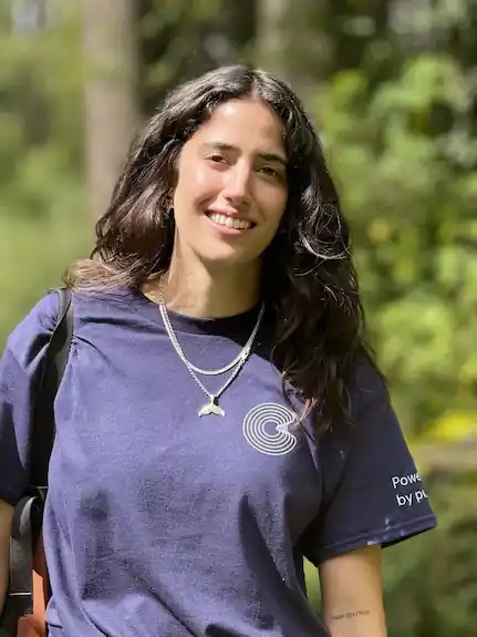Integrante del equipo de Energía Real en un entorno exterior