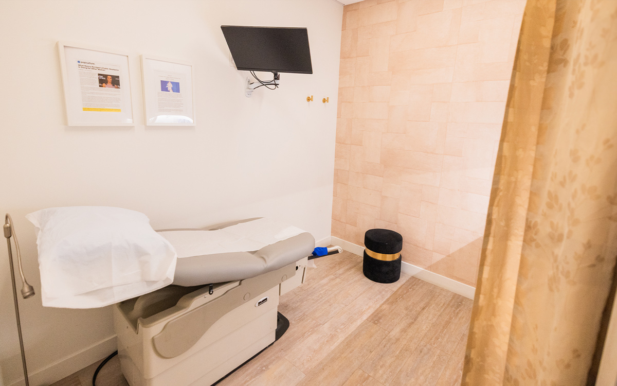 The interior of an exam room at the best endometriosis surgeon’s practice in Los Angeles is shown.