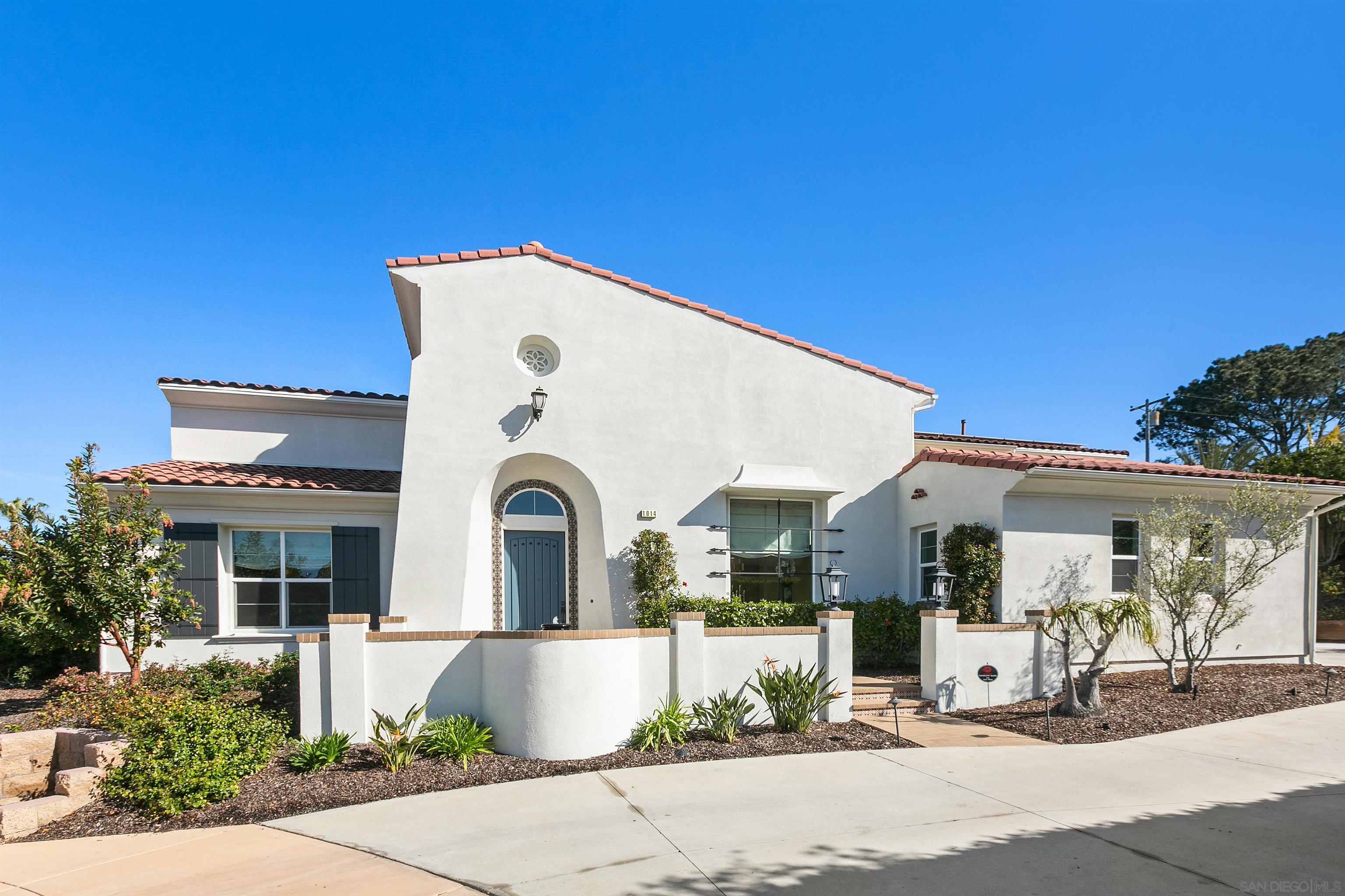 Front view of 1014 Scarlet Way