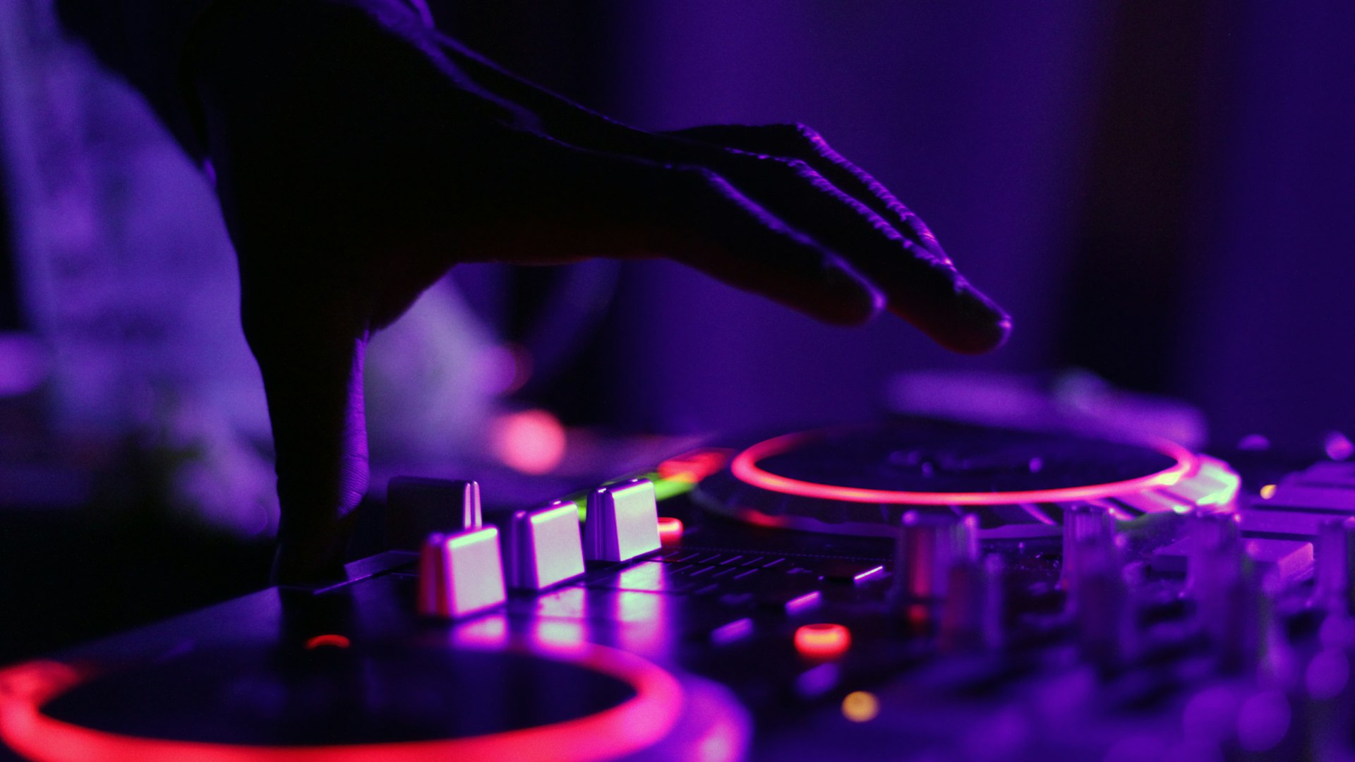Booker un DJ pour un événement privé : délais, fiche technique, budget