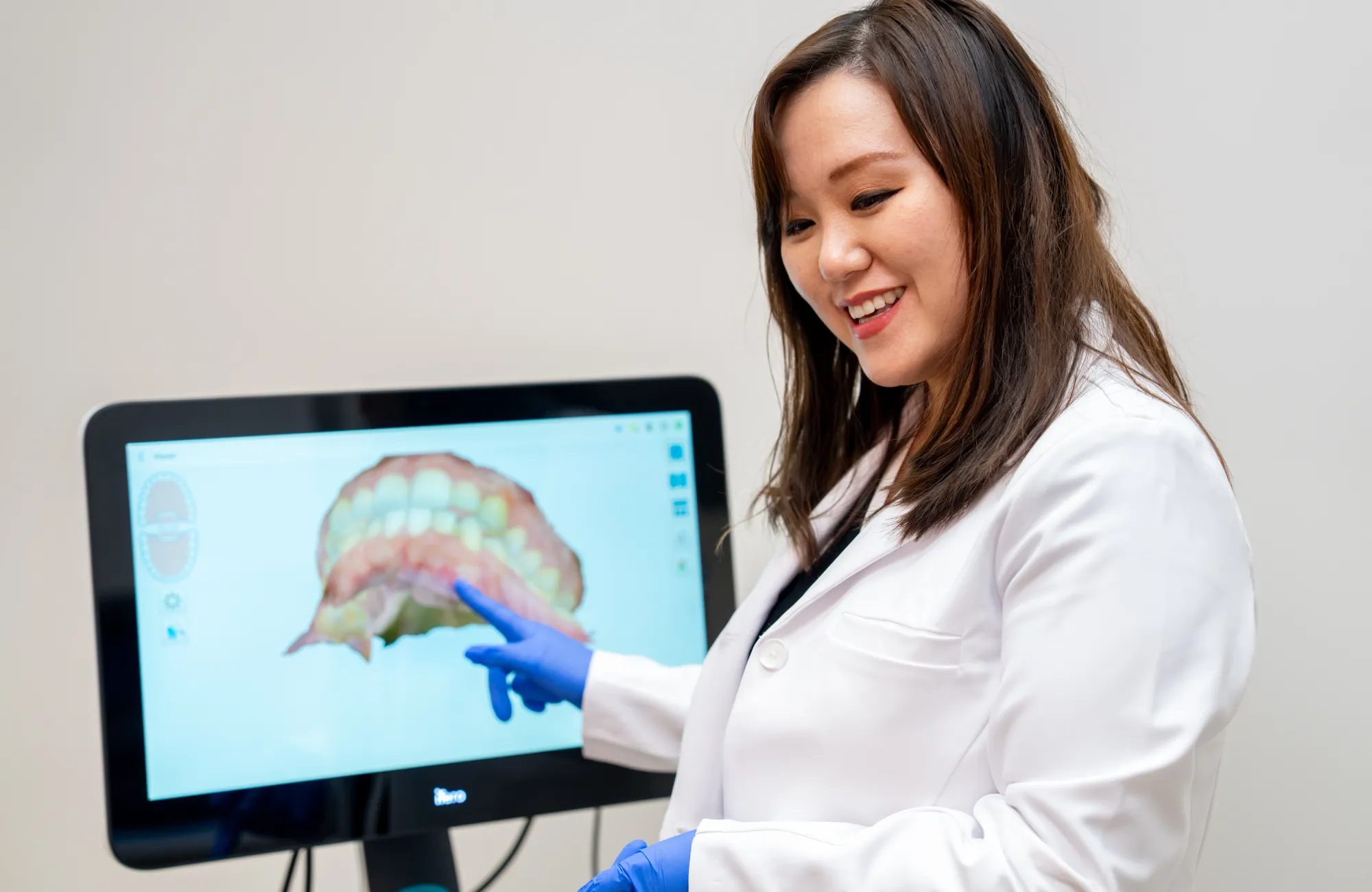 Dr. Shen showing 3D image