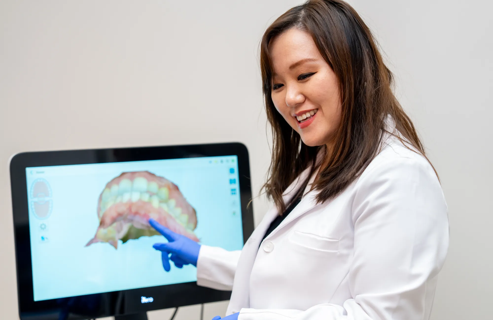 Dr. Shen showing 3D image