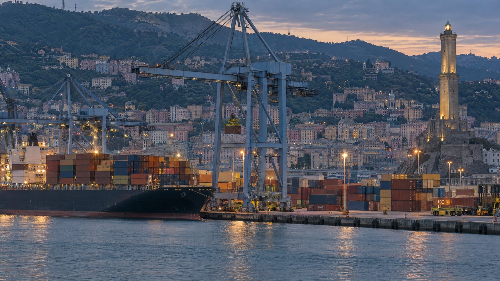 Terminal container del porto di Genova al tramonto, con la Lanterna e i palazzi sulle colline (illustrazione generata con IA)