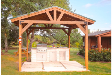 Austin Texas cabin rentals with outdoor BBQ area and picnic tables