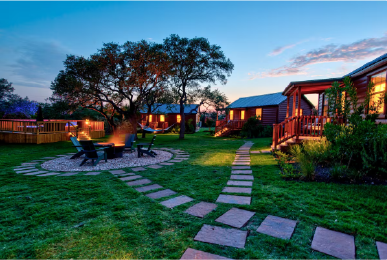 Texas vacation cabin with evening atmosphere and outdoor seating