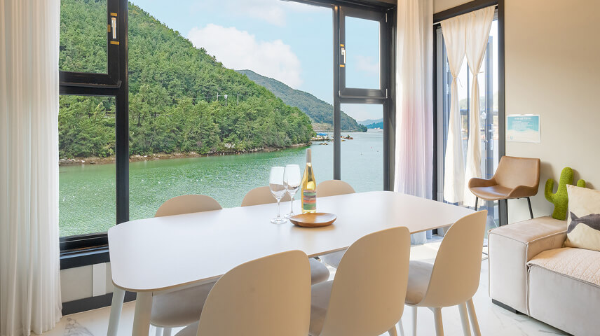 바다의기분 객실 테이블 위 샴페인