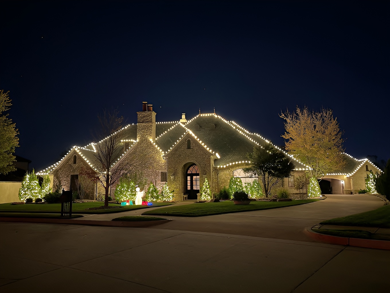 A house decorated with Christmas lights.