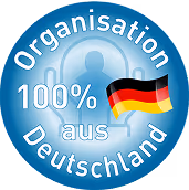 Blaues Siegel mit Text "Organisation 100% aus Deutschland" und deutschen Flagge.