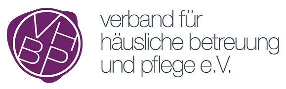 Logo des Verbandes für häusliche Betreuung und Pflege e.V. mit violettem Kreis und weißen Buchstaben "VHBP".