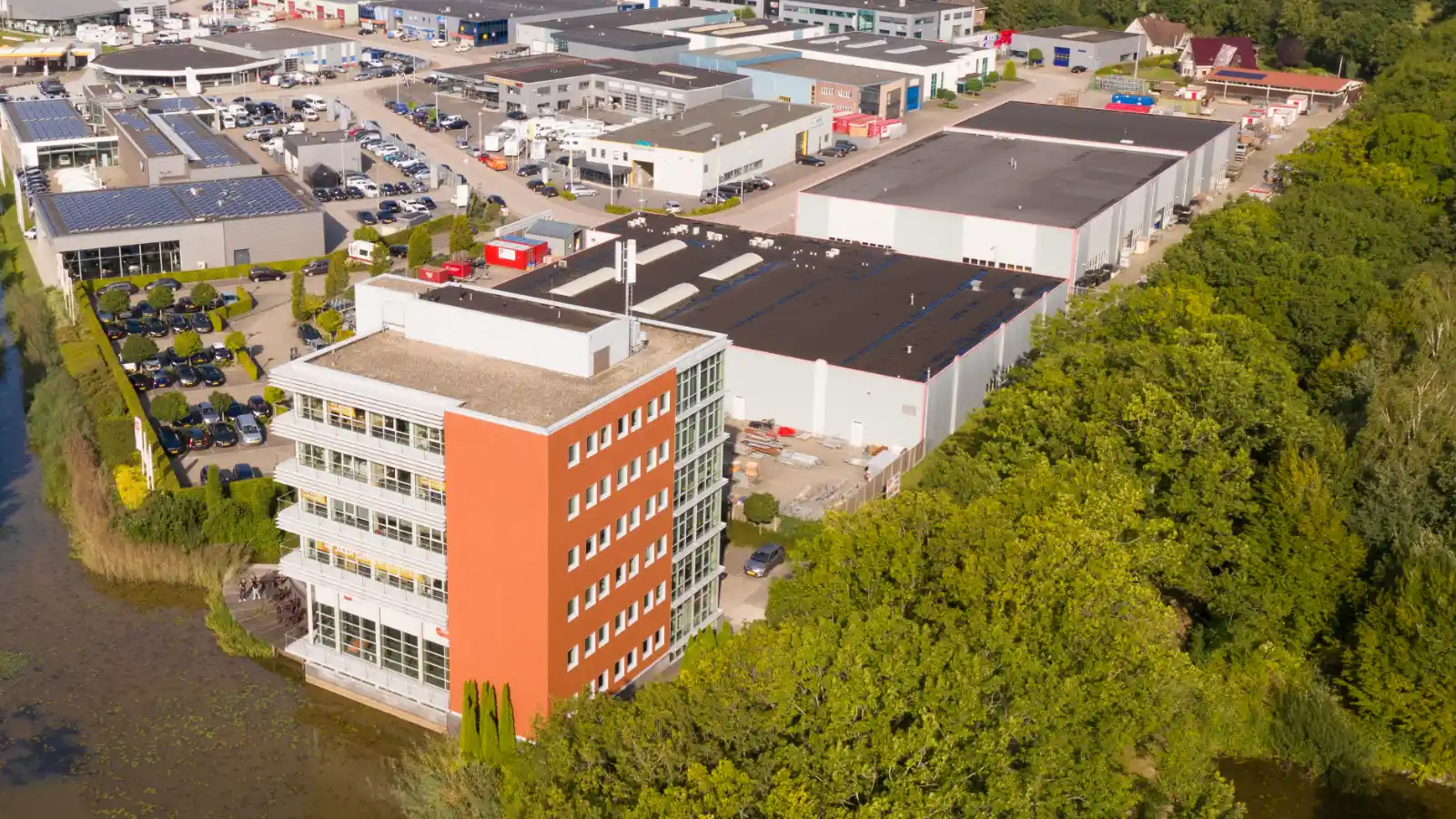 Een droneshot van het hoofdkantoor van SelektHuis