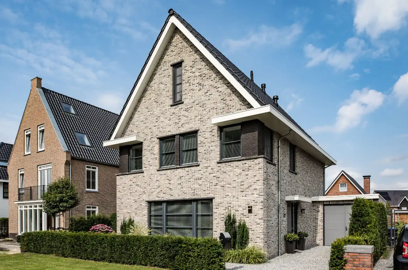 Vrjistaande hoogbouw woning met aangebouwde garage