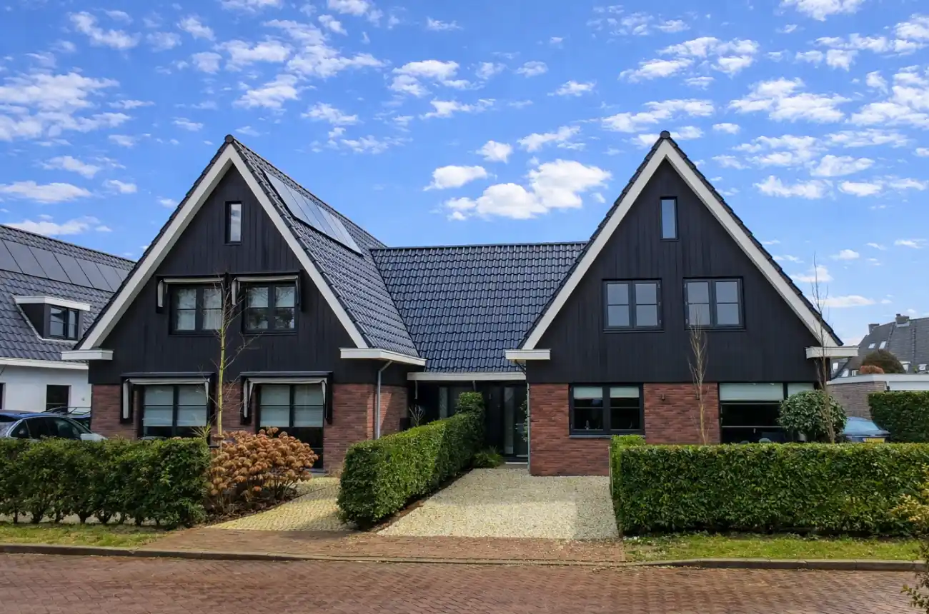 Twee-onder-een kap woning met houtengevelbekleding en rode stenen