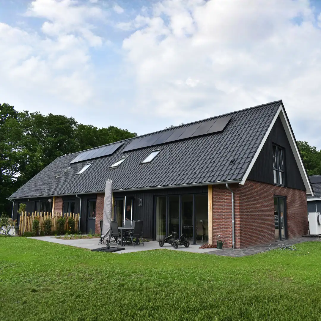 Twee-onder-een-kap woning in schuurwoning stijl met houten gevelbekleding