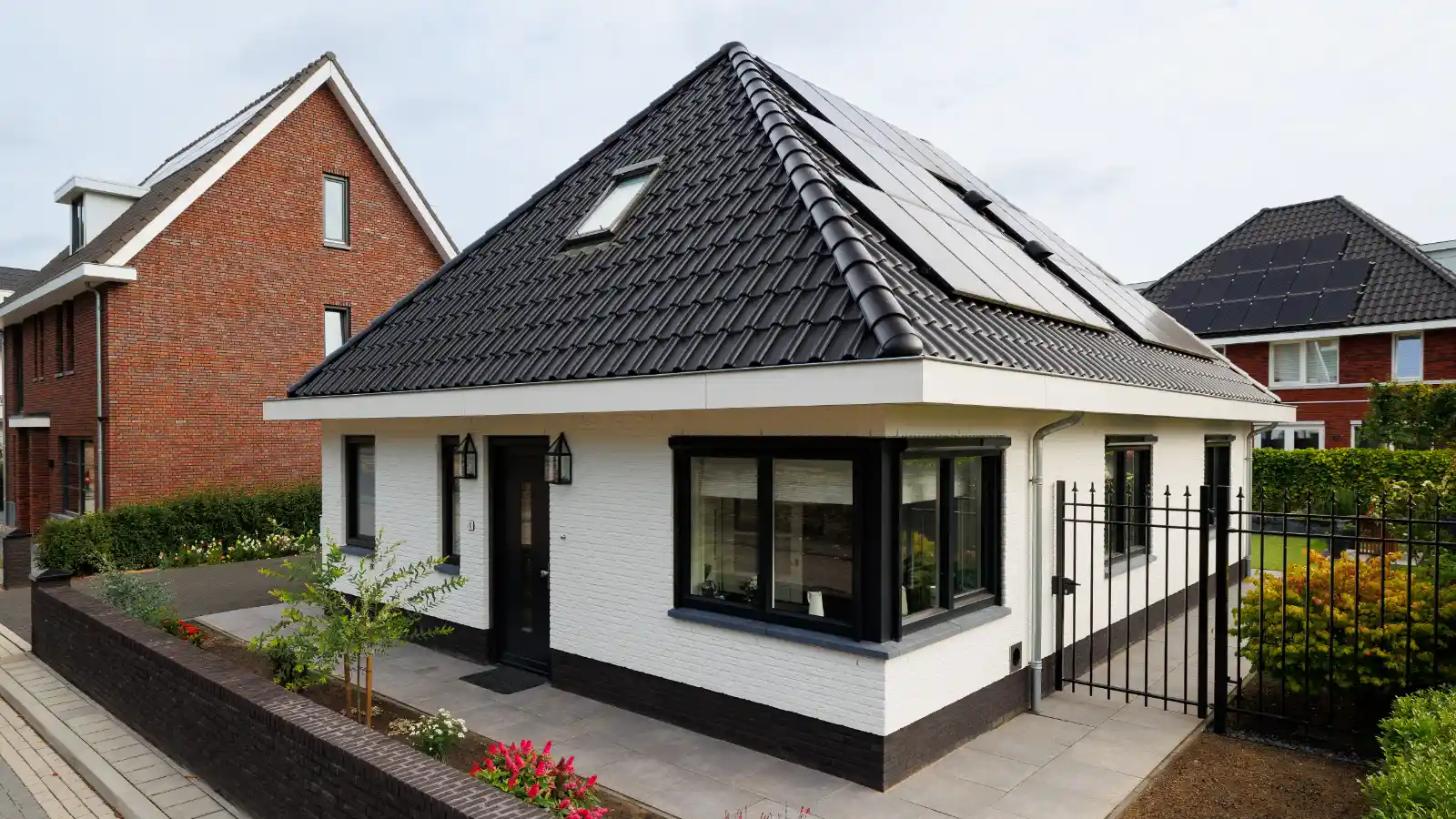 Witte moderne notariswoning met zwarte details