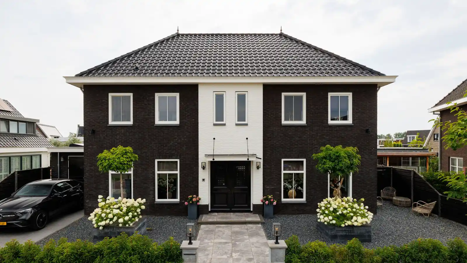 Royaal herenhuis met witte kozijnen