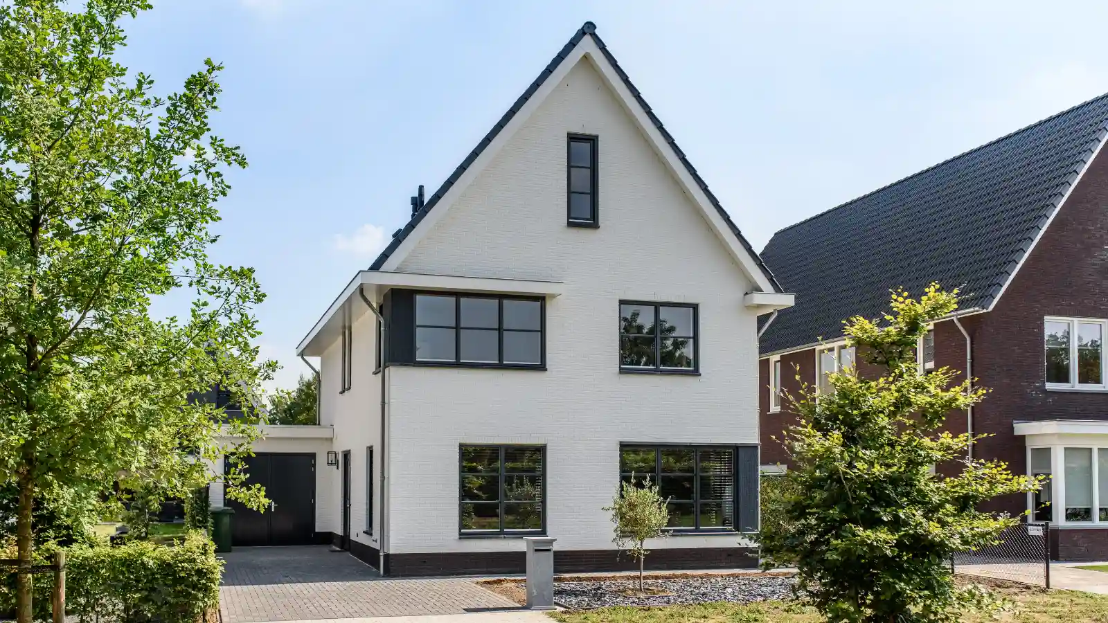 Witte hoogbouw woning met aangebouwde garage