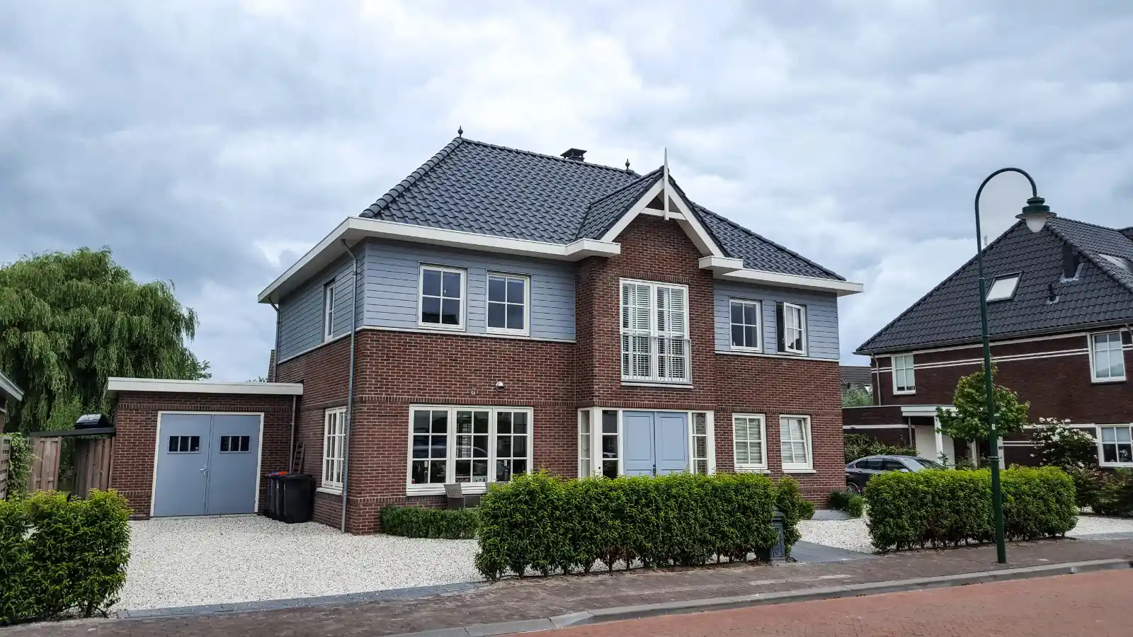 Statige hoogbouw met lichtblauwe gevelbekleding