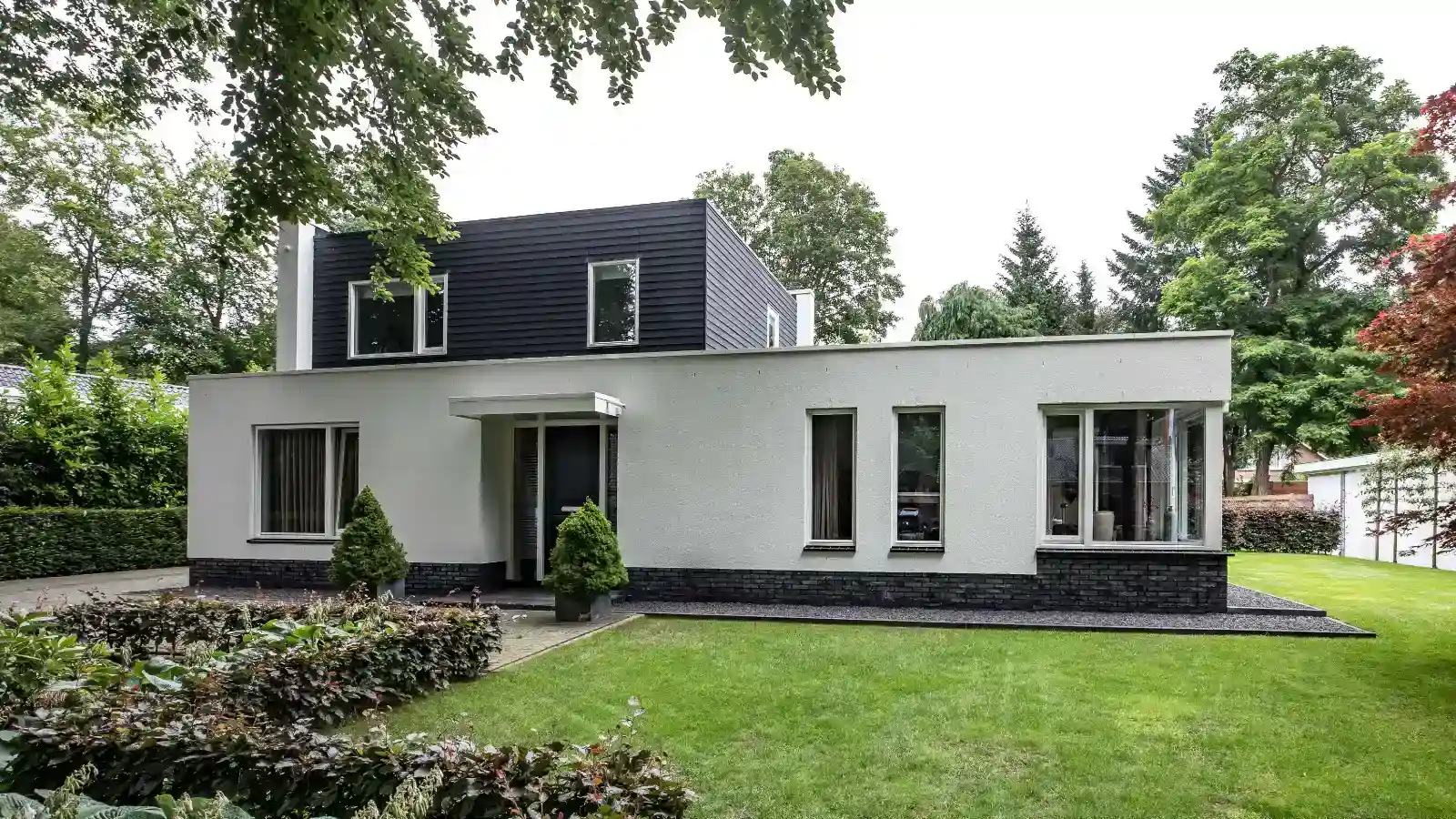 Vrijstaande bungalow met houten gevelbekleding