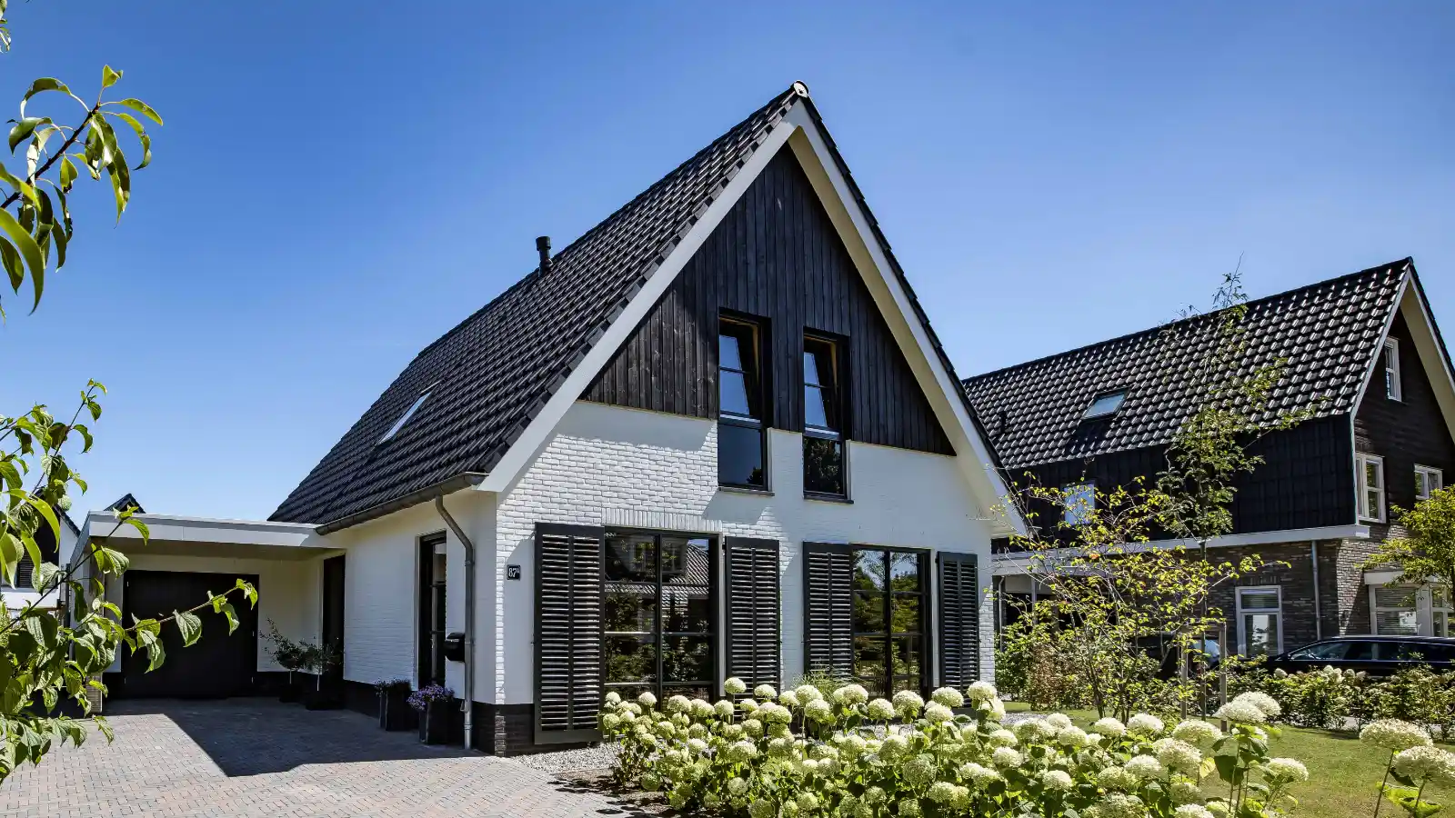 Moderne laagbouw woning met houten gevelbekleding