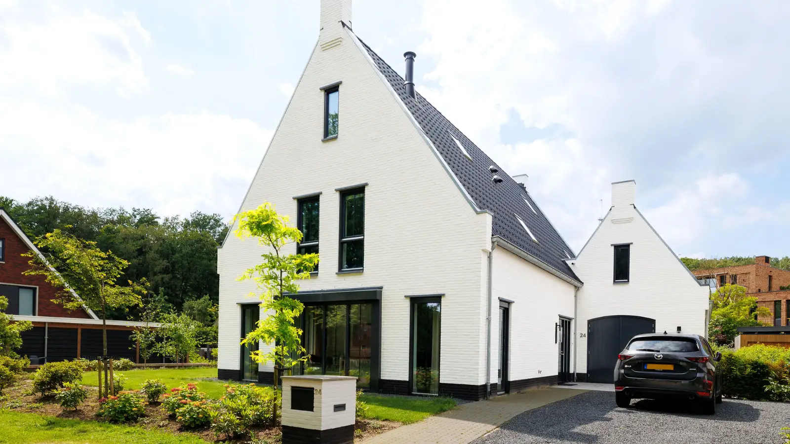 Witte statige vrijstaande woning met aanbouw en zwarte details