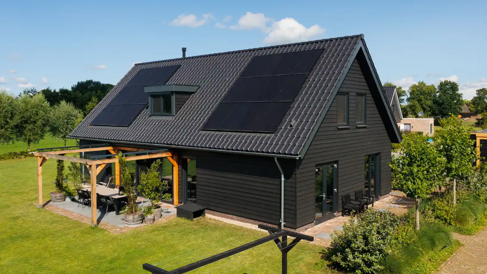 Moderne schuurwoning met houten gevelbekleding en zonnepanelen