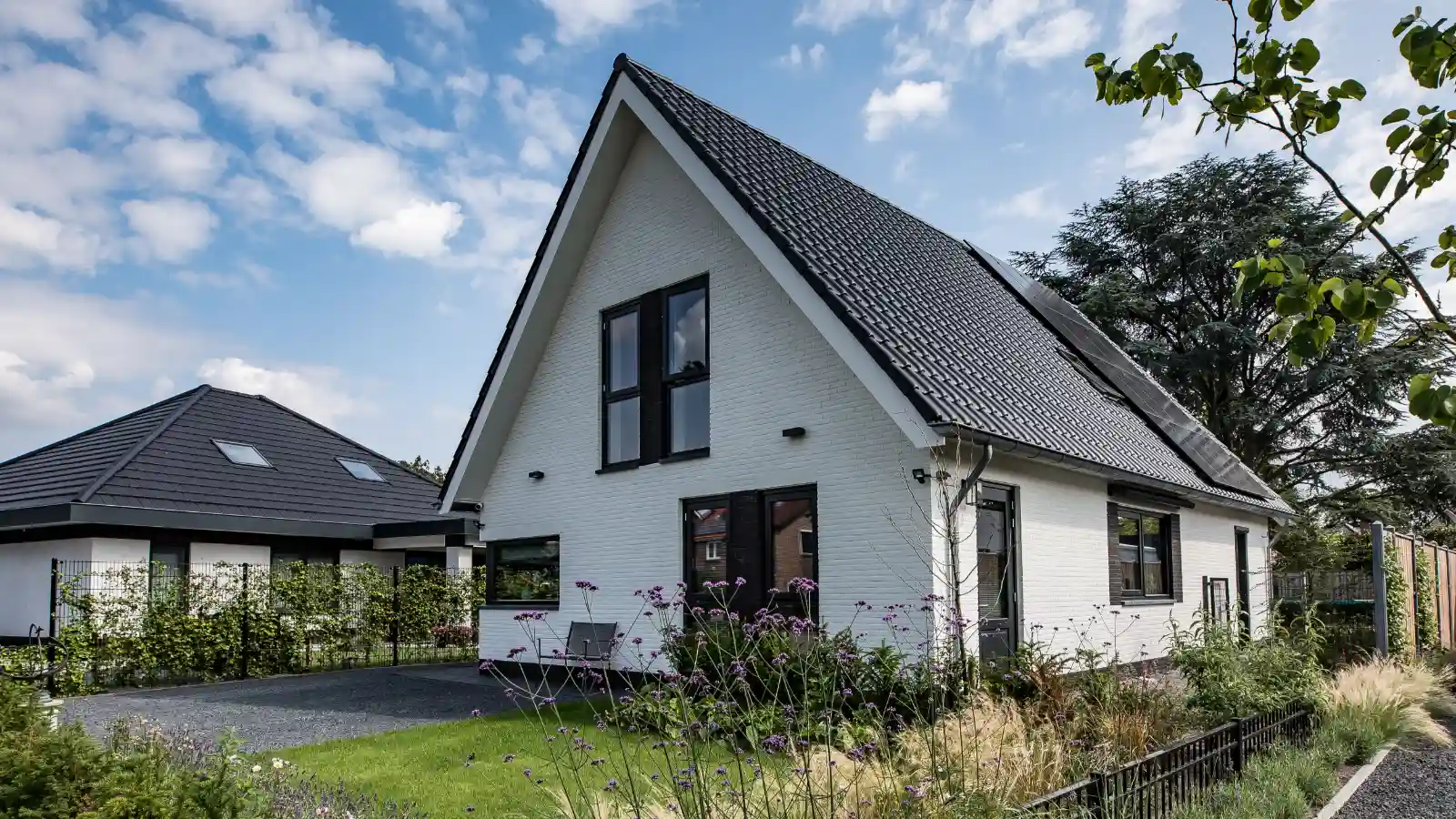 Moderne woning met aanbouw en gevelbekleding