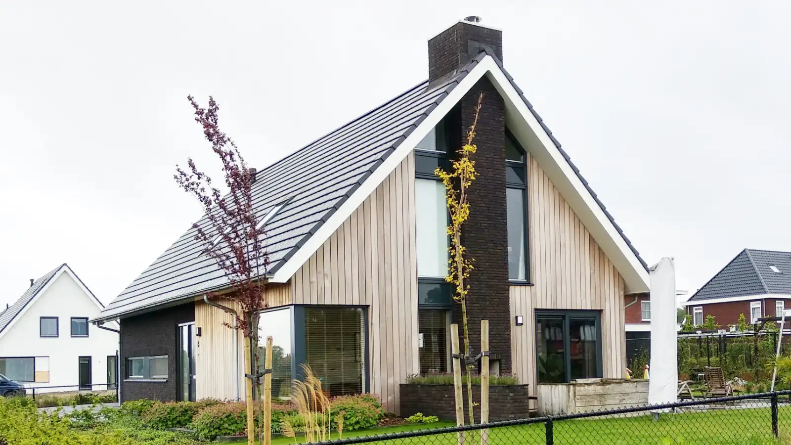 Landelijke moderne schuurwoning met grote schoorsteen