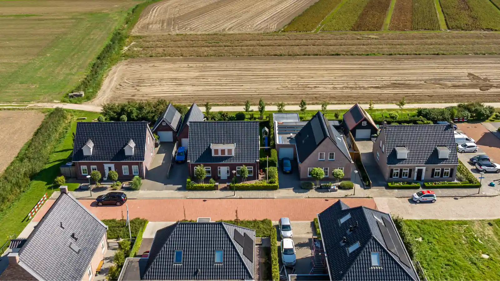 Bovenaanzicht van nieuwbouw project met verschillende vrijstaande woningen