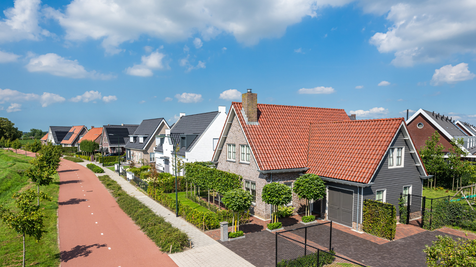 Vrijstaande woning met aanbouw aan fietspad