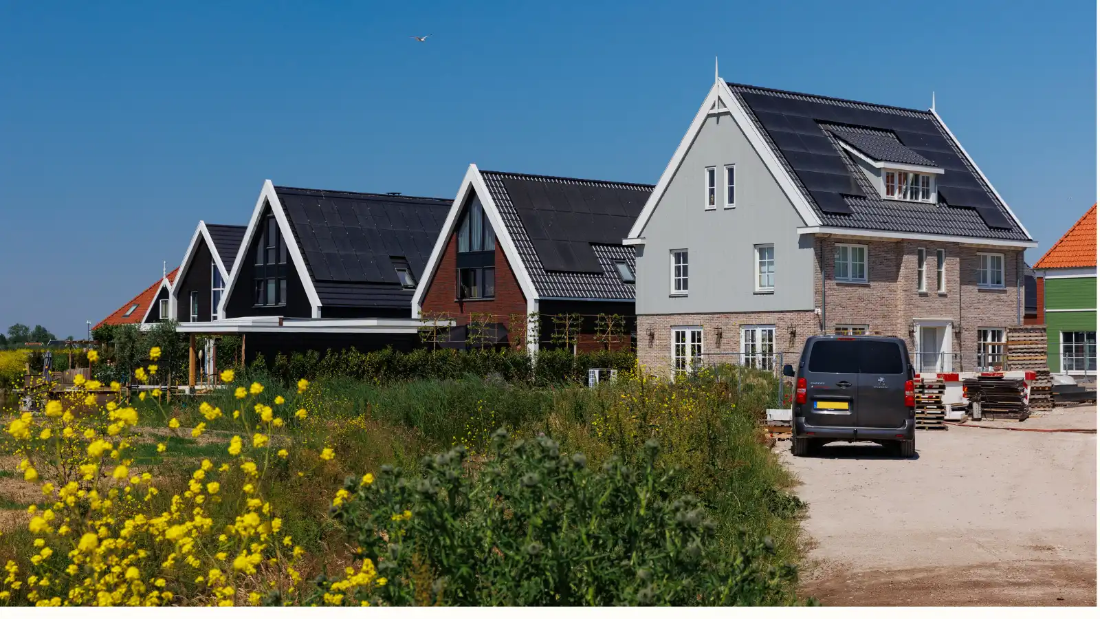 Achterzijde van een straat vrijstaande woningen