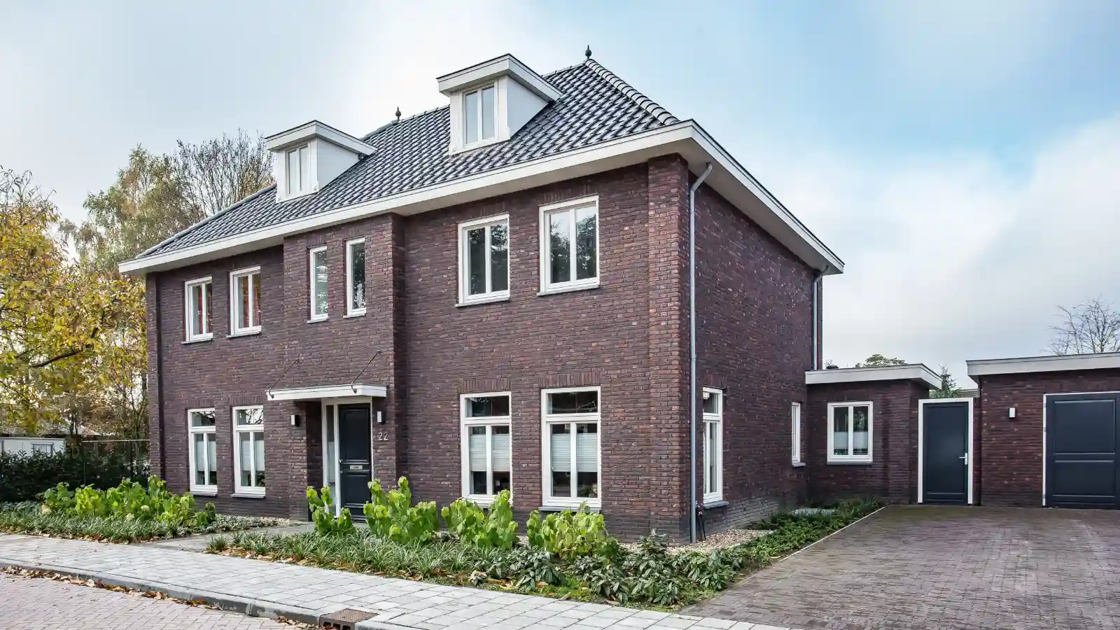Groot klassiek herenhuis met twee dakkapellen