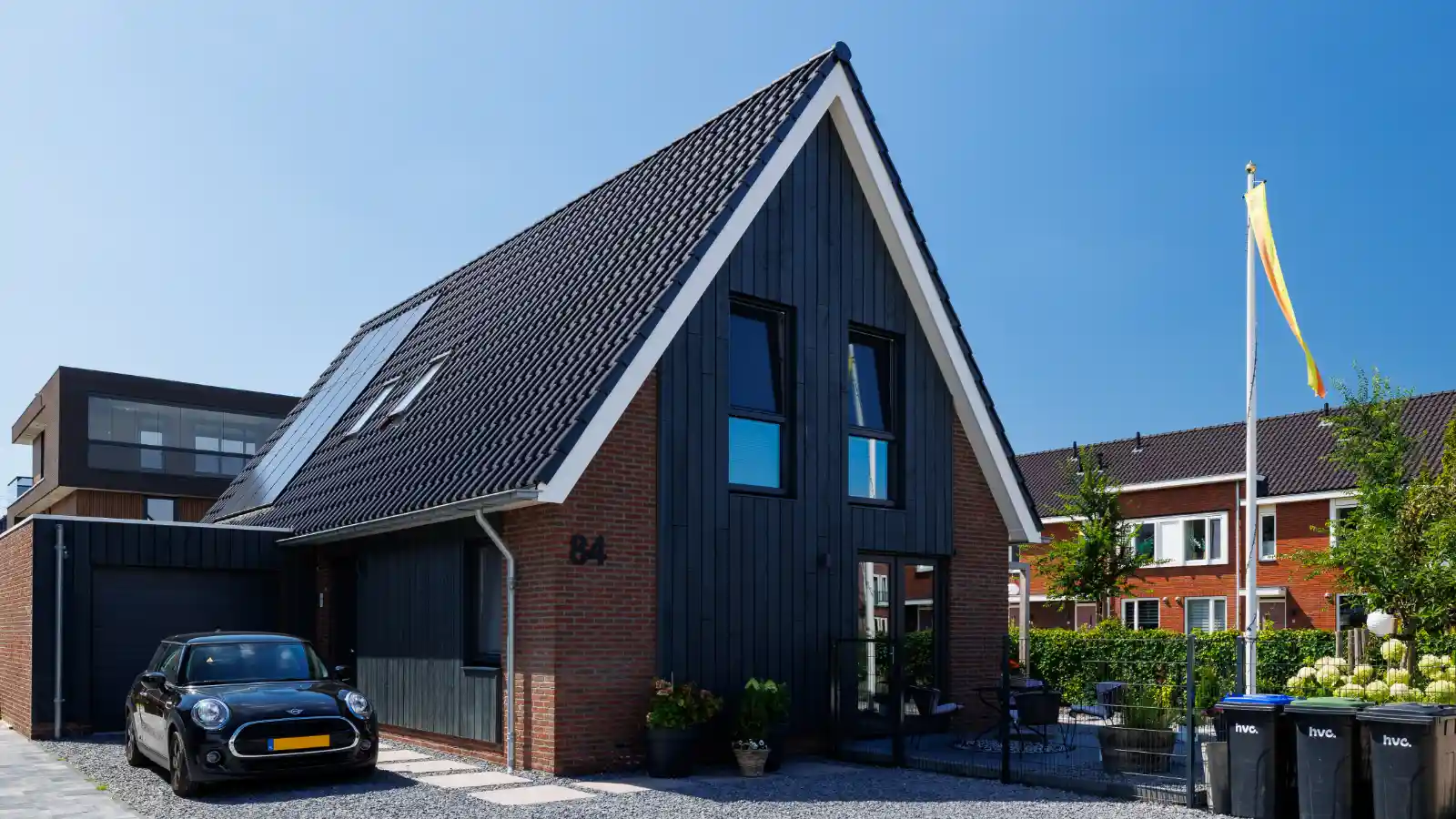 Vrijstaande senioren woning met houten gevelbekleding en aangebouwde garage