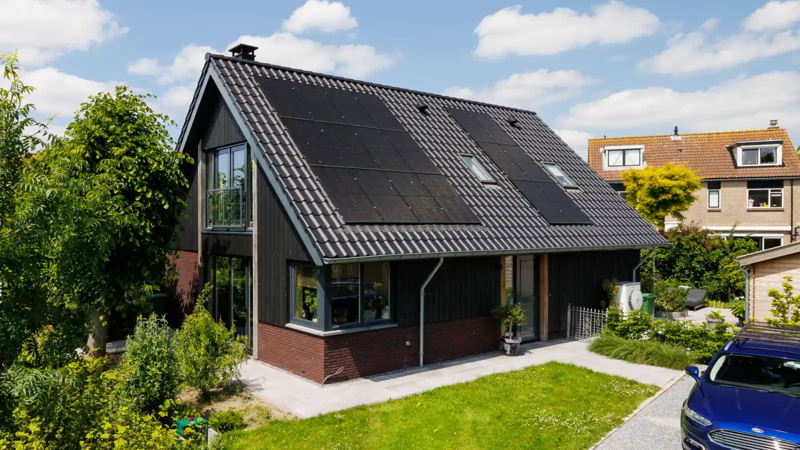 Vrijstaande robuuste schuurwoning met houten gevelbekleding en zonnepanelen op het dak