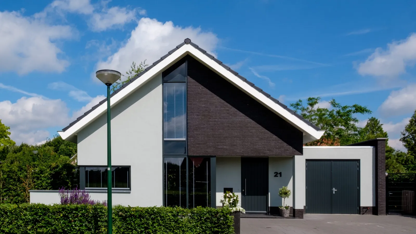 Moderne vrijstaande woning met aangebouwde garage