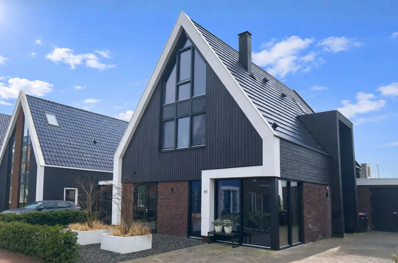 Vrijstaande woning met houten gevelbekleding en risaliet