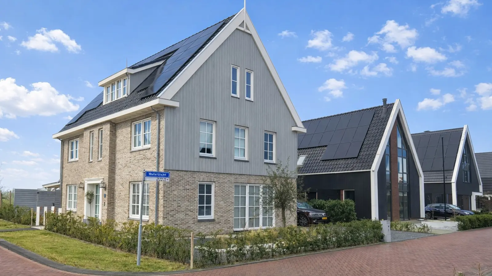 Vrijstaande hoogbouw woningen met houten gevelbekleding