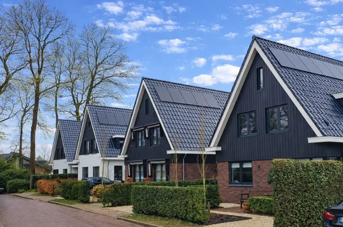 Twee onder in 1 kap woning met houten gevelbekleding