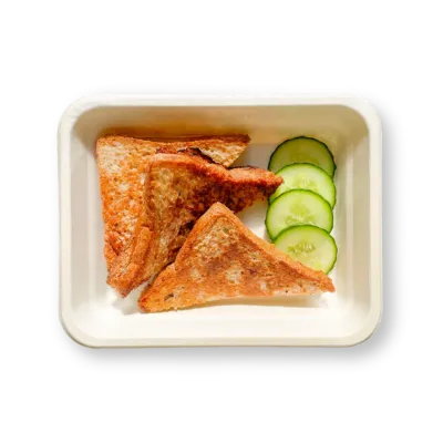 Tři opečené trojúhelníkové toasty a čtyři plátky okurky v krémovém jednorázovém tácku.